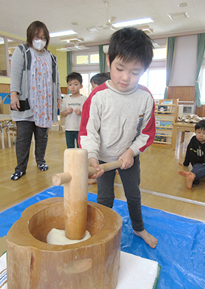 お餅つき